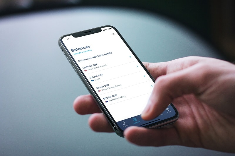 imagem de uma pessoa conferindo o saldo no TransferWise app