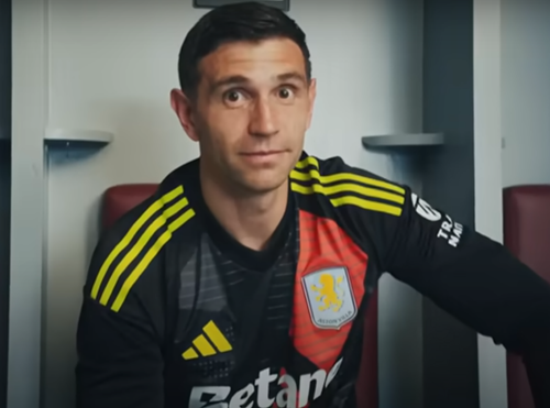 Dibu Martínez durante vídeo do Aston Villa