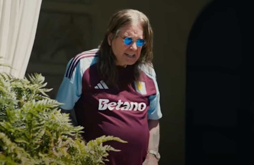 ozzy osbourne durante vídeo promocional do aston villa