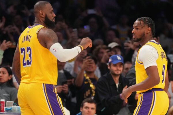 Pai e filho em quadra! LeBron e Bronny James entram para a história da NBA